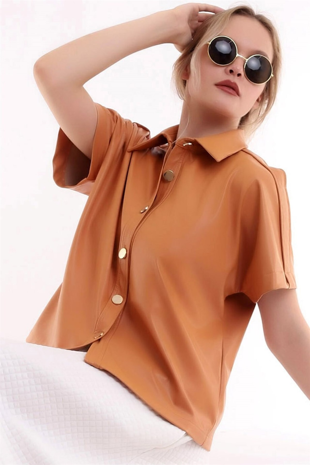 Dreamlike Düğmeli Yakalı Kısa Kol Yumuşak Deriden Şık Ve Rahat Gömlek
