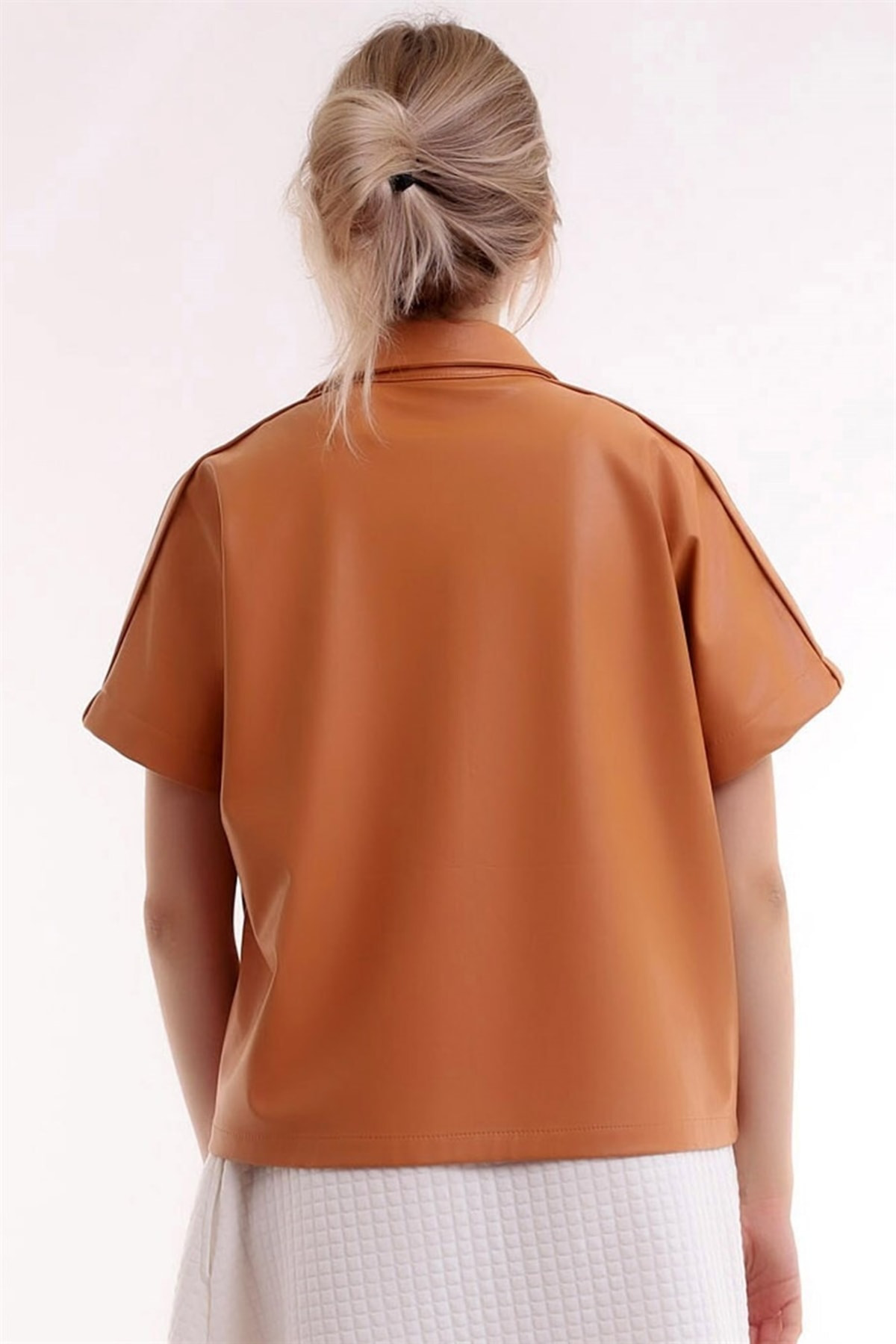 Dreamlike Düğmeli Yakalı Kısa Kol Yumuşak Deriden Şık Ve Rahat Gömlek