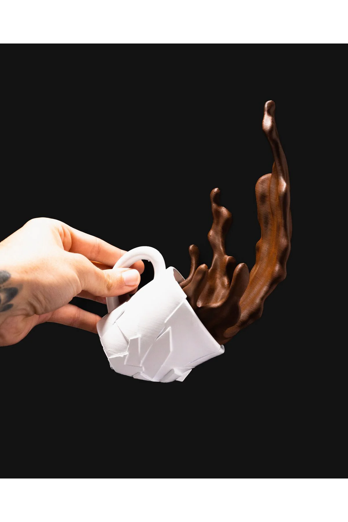 Düşen Kahve Fincanı Heykeli 17 Cm (Büyük Boy)