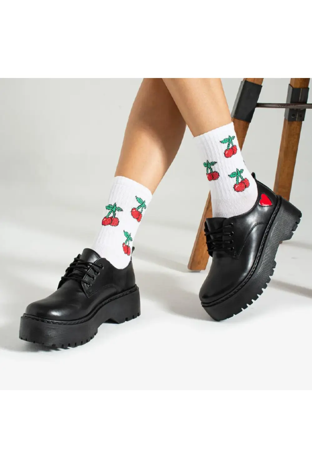 Düz Siyah Kalp Baskılı Bağcıklı Platform Kısa Postal