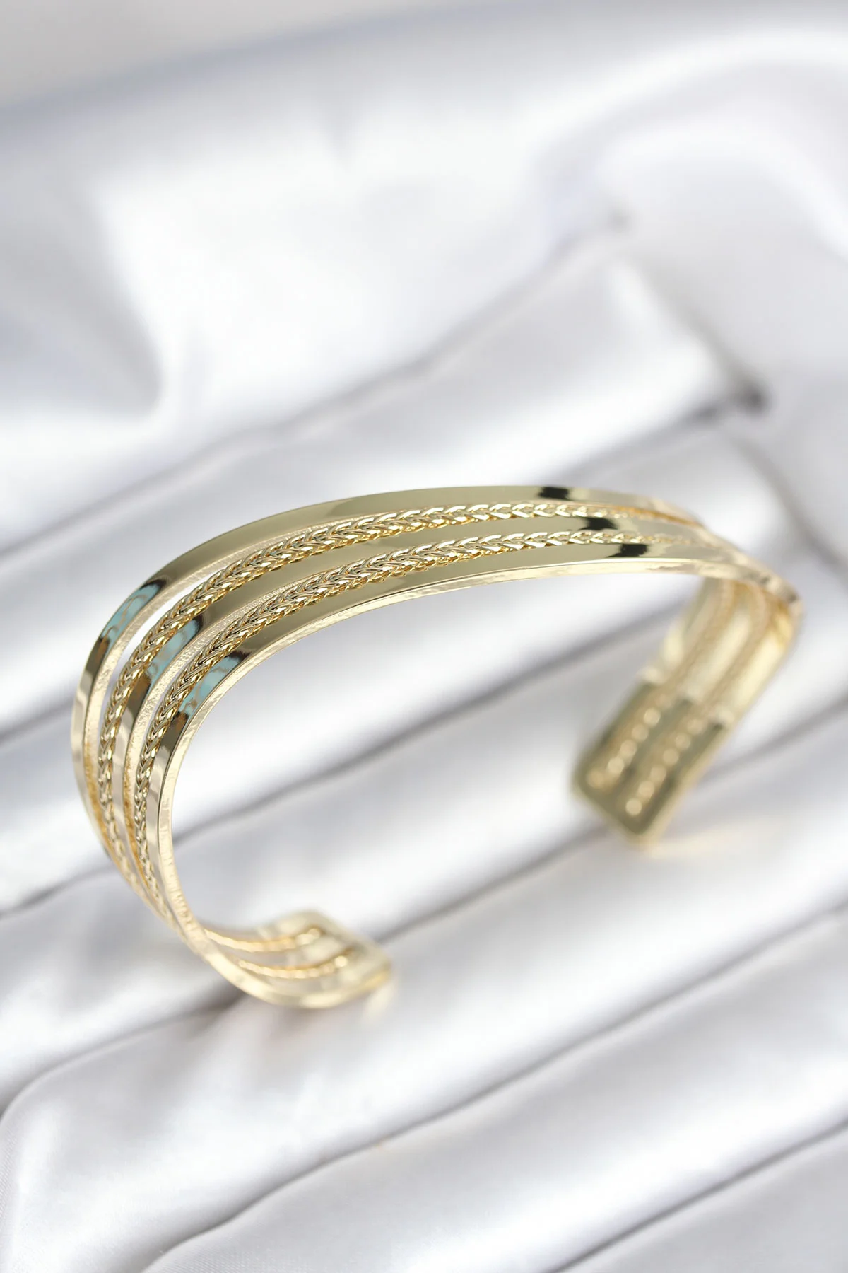 Eğik Şerit Model Gold Renk Pirinç Kadın Bilekliği 5886 - Günlük ve Abiye Şıklık