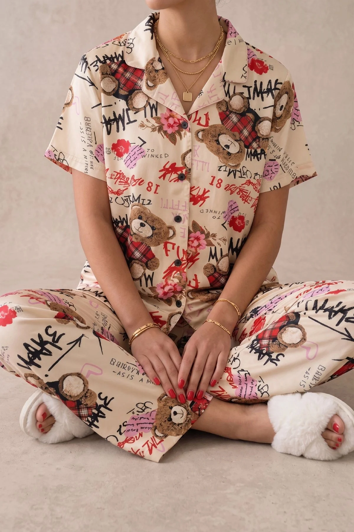 Ekru Ayıcık Desenli Kısa Kollu Gömlek Yaka Milan Kumaş Kadın Pijama Takımı Ekru Ayıcık Desenli Kısa Kollu Gömlek Yaka Milan Kumaş Kadın Pijama Takımı - Görsel 2