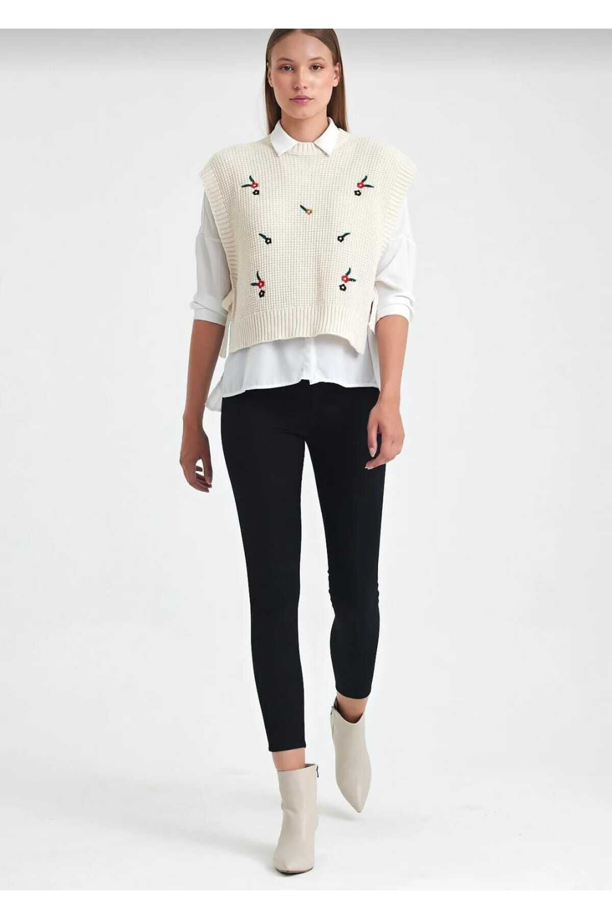 İşilda Fashion Ekru Çiçek İşlemeli Yani Bağcikli Triko Süveter