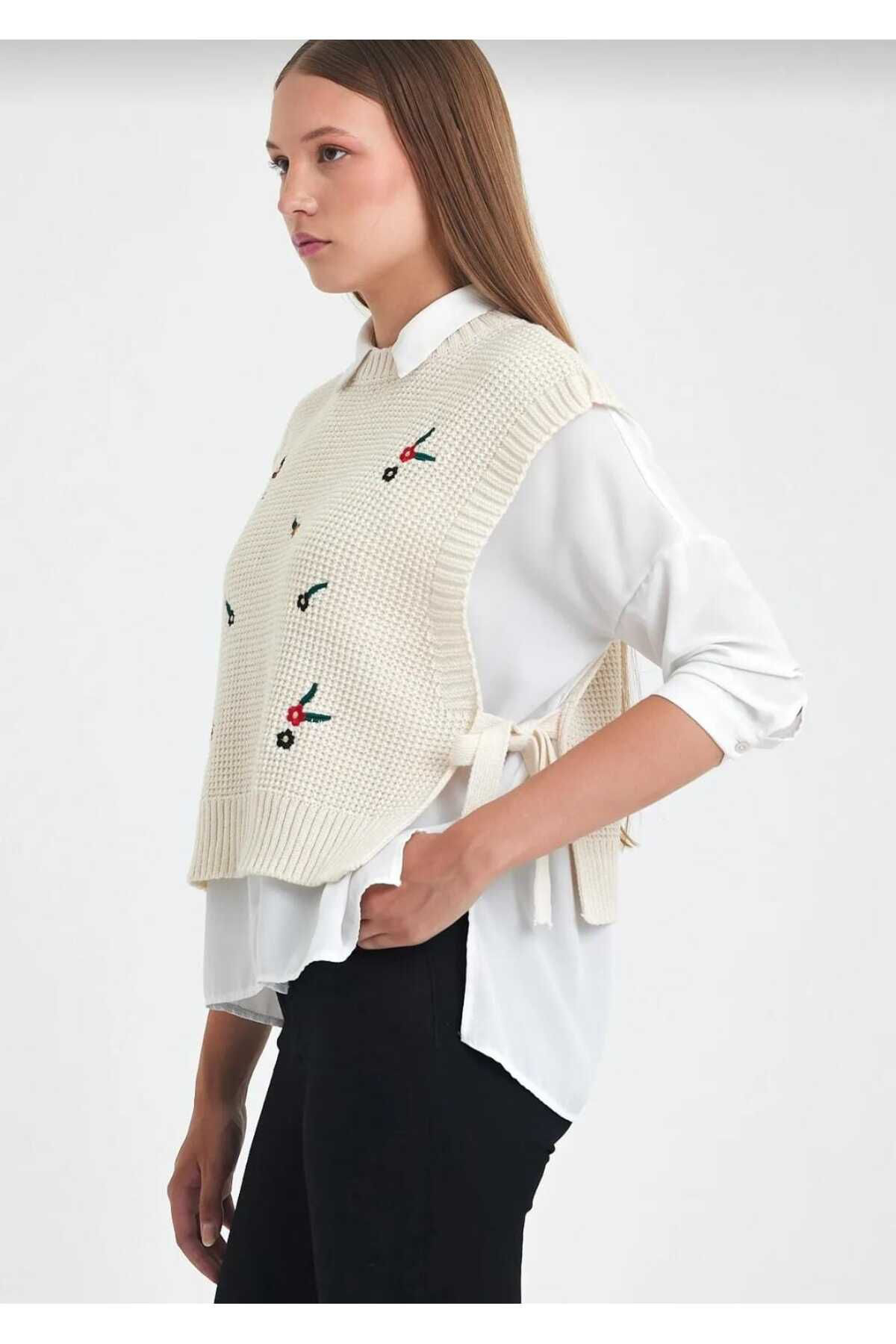 İşilda Fashion Ekru Çiçek İşlemeli Yani Bağcikli Triko Süveter