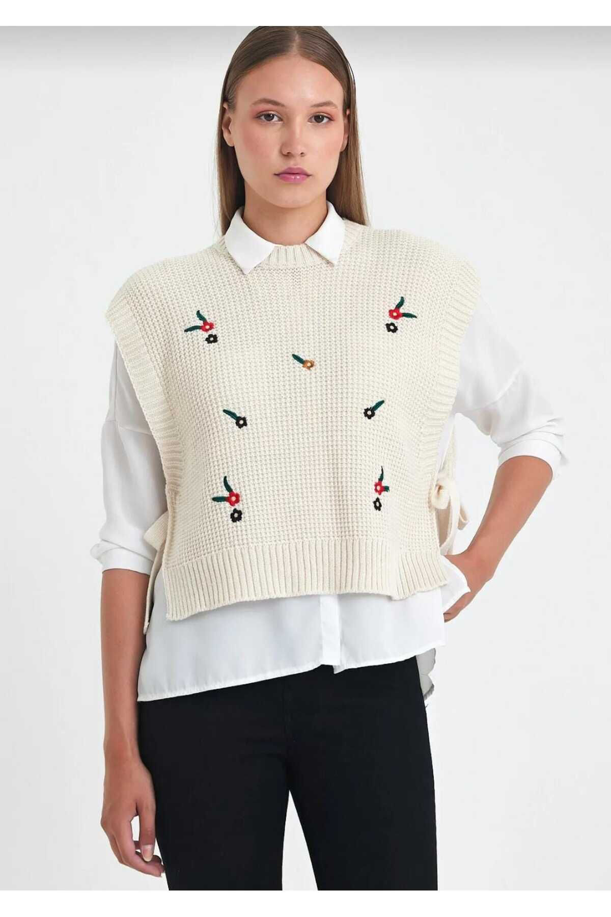 İşilda Fashion Ekru Çiçek İşlemeli Yani Bağcikli Triko Süveter
