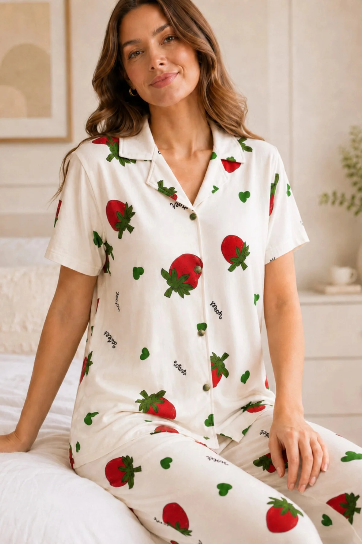 Ekru Çilek Desenli Kısa Kollu Gömlek Yaka Milan Kumaş Kadın Pijama Takımı Fiyatı, Yorumları ve Özellikleri
