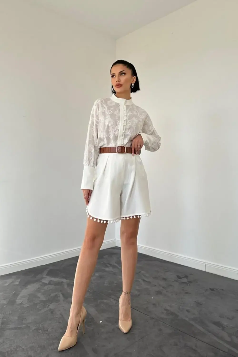 Ekru Dantelli Gömlek Ve Ponpolu Şort Takım