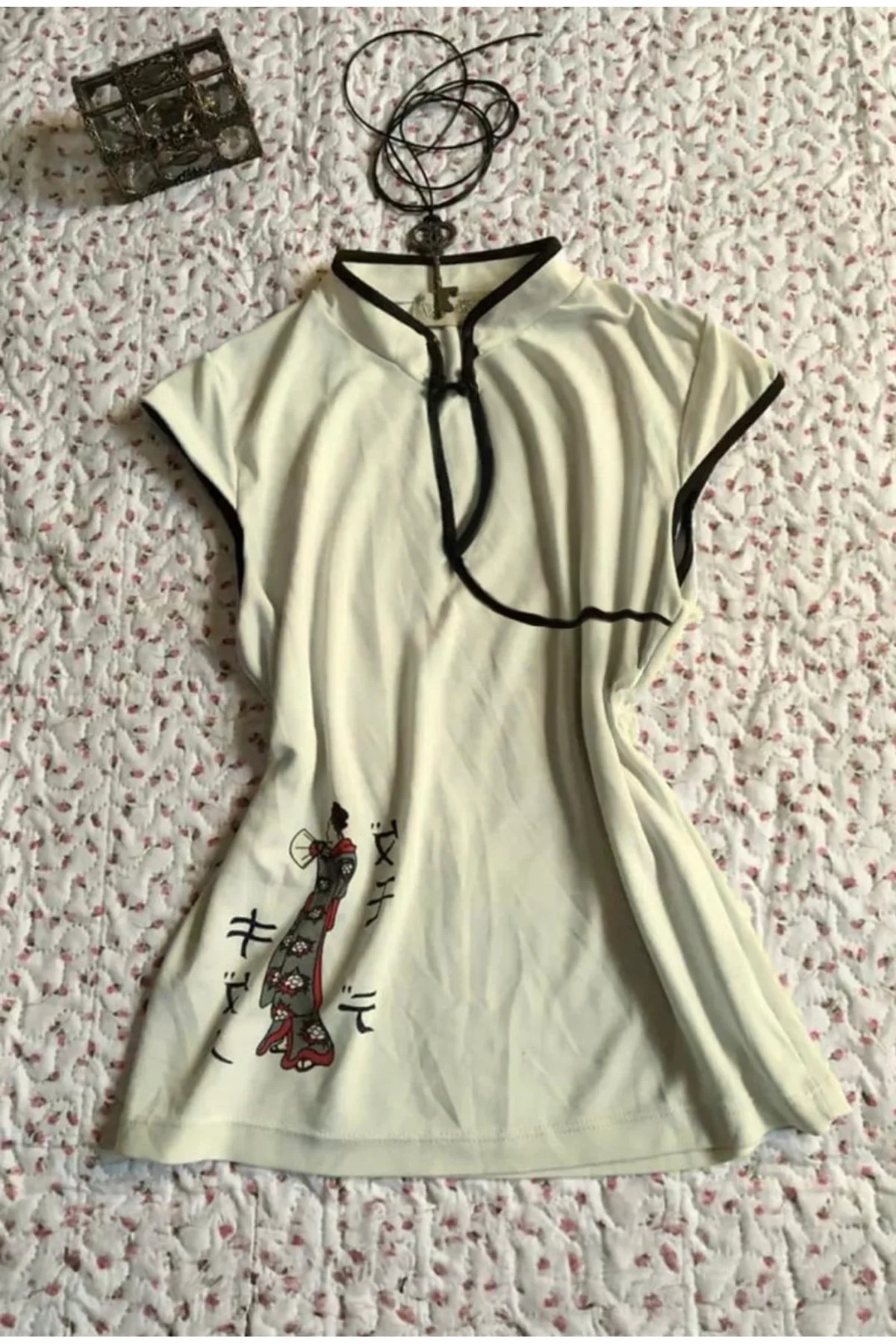 Ekru Mandarin Yaka Vintage Geisha Baskılı Y2K Kısa Kollu Crop Ekru Mandarin Yaka Vintage Geisha Baskılı Y2K Kısa Kollu Crop