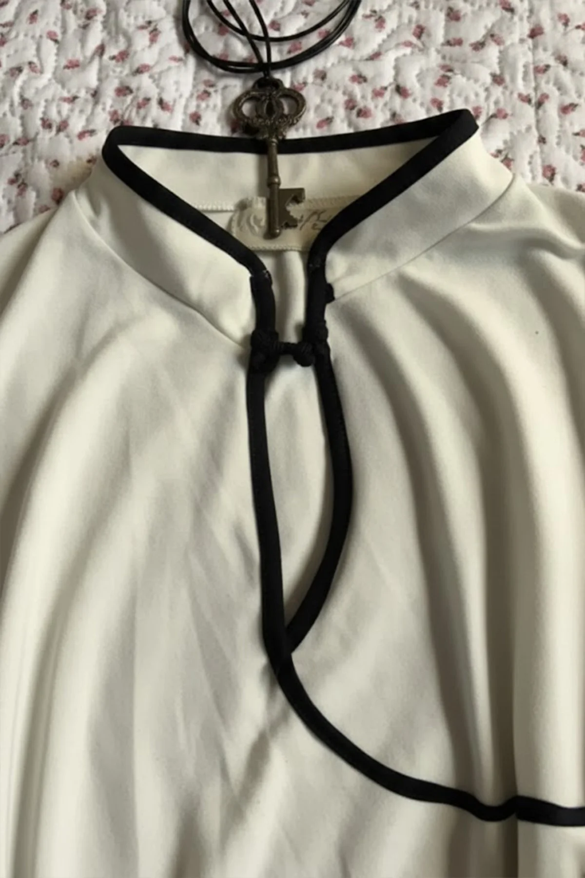Ekru Mandarin Yaka Vintage Geisha Baskılı Y2K Kısa Kollu Crop Ekru Mandarin Yaka Vintage Geisha Baskılı Y2K Kısa Kollu Crop