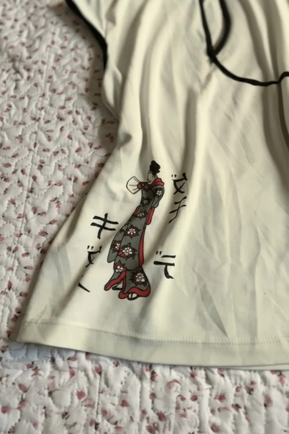 Ekru Mandarin Yaka Vintage Geisha Baskılı Y2K Kısa Kollu Crop Ekru Mandarin Yaka Vintage Geisha Baskılı Y2K Kısa Kollu Crop