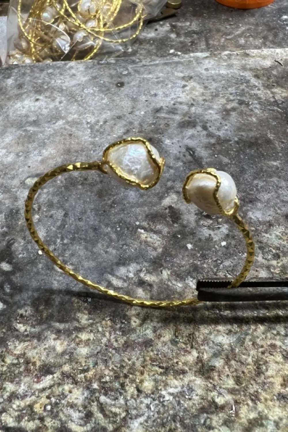 El İşçiliği Doğal İnci Taşlı Açık Uçlu Altın Kaplama Bilezik