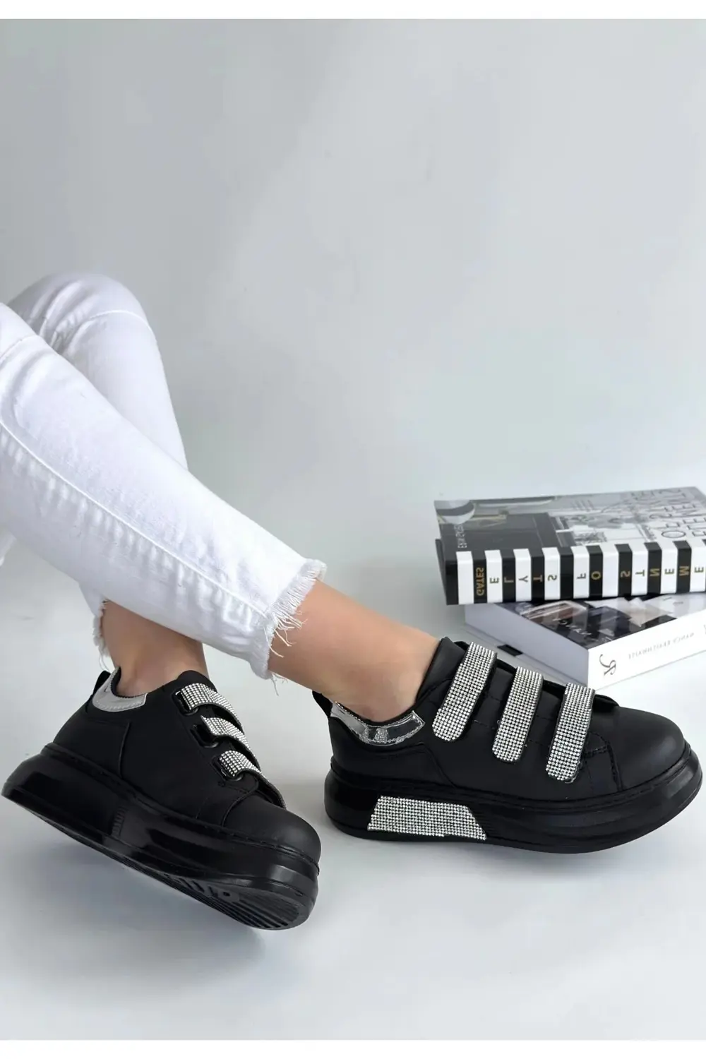 Elika Siyah Cilt Cırt Cırtlı Spor Ayakkabı