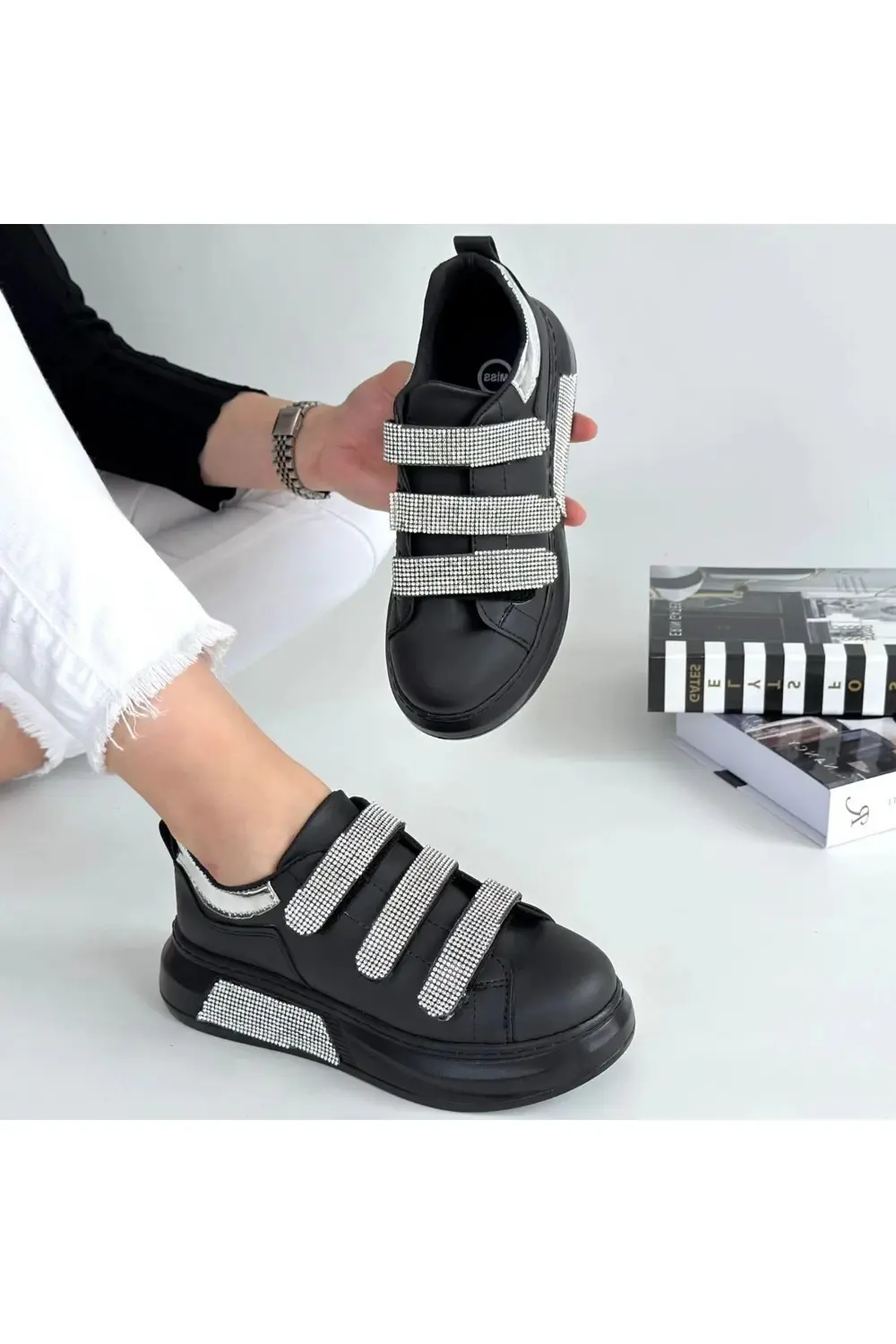 Elika Siyah Cilt Cırt Cırtlı Spor Ayakkabı