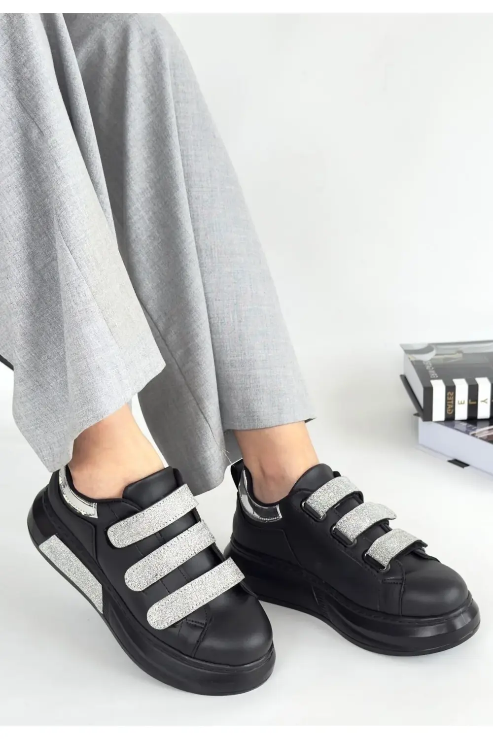 Elika Siyah Cilt Simli Cırt Cırtlı Spor Ayakkabı