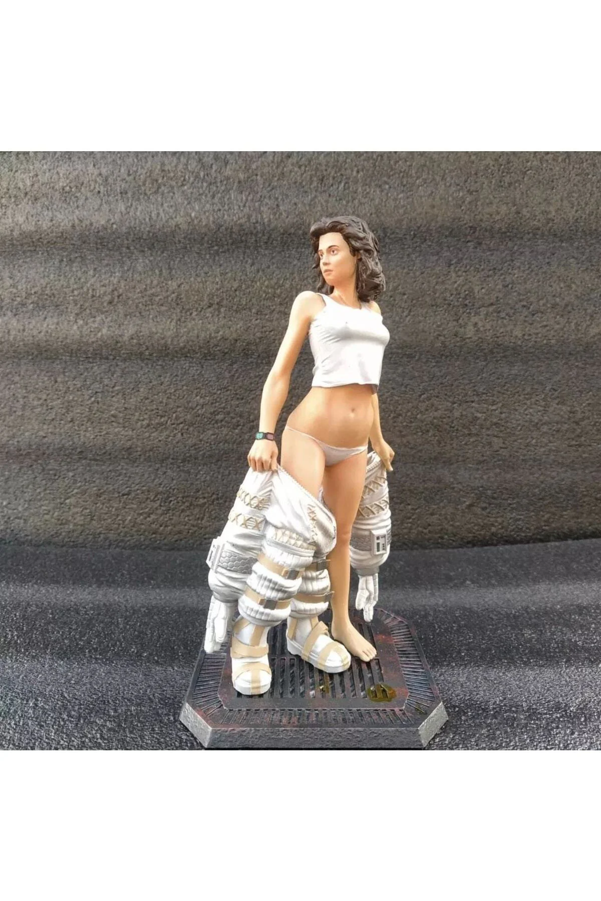 Ellen Ripley Alien Underwater Sualtı Boyalı Figür 25 cm