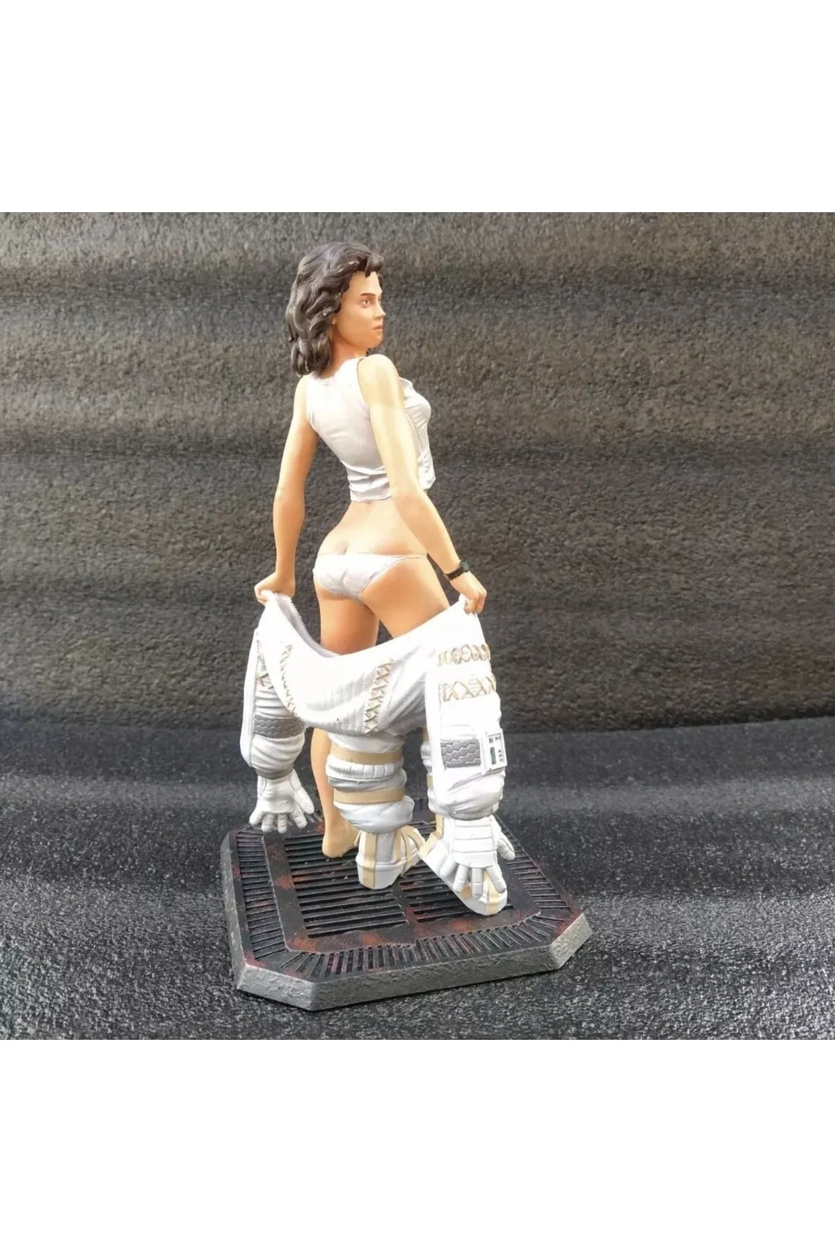 Ellen Ripley Alien Underwater Sualtı Boyalı Figür 25 cm