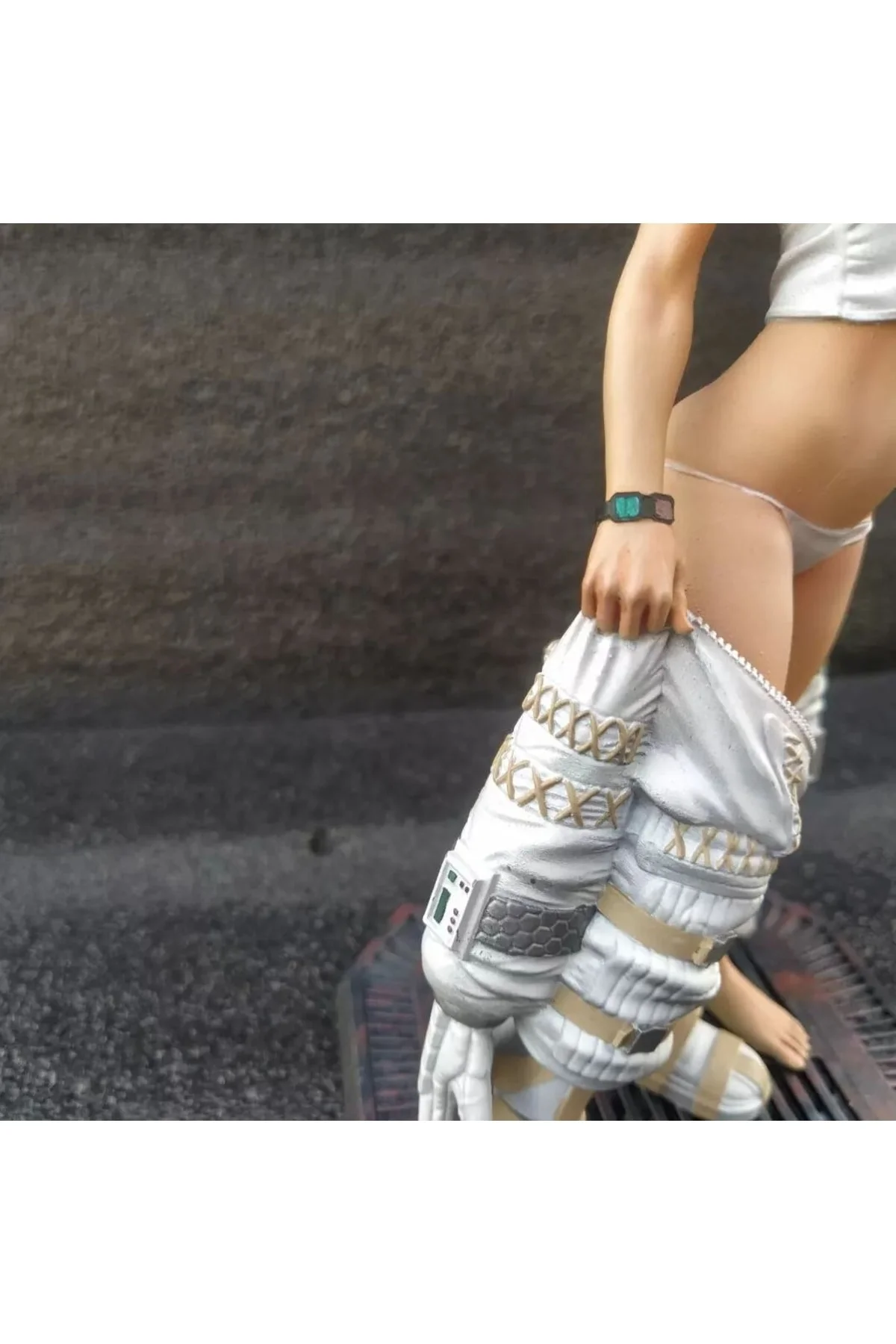 Ellen Ripley Alien Underwater Sualtı Boyalı Figür 25 cm