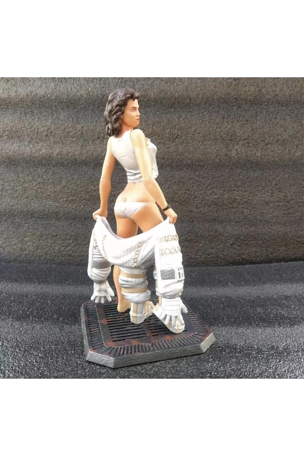 Ellen Ripley Alien Underwater Sualtı Boyalı Figür 25 cm