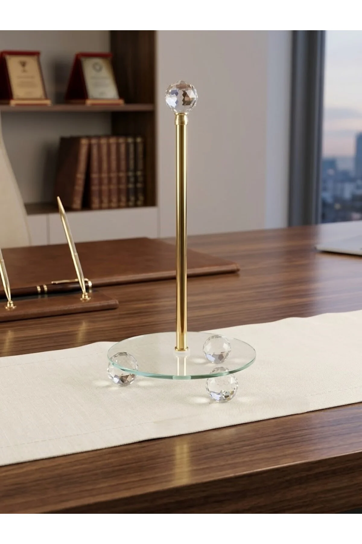 Elmas Ayaklı Kristal Detaylı Gold Metal Gövdeli Cam Tabanlı Kağıt Havluluk Standı Elmas Ayaklı Kristal Detaylı Gold Metal Gövdeli Cam Tabanlı Kağıt Havluluk Standı