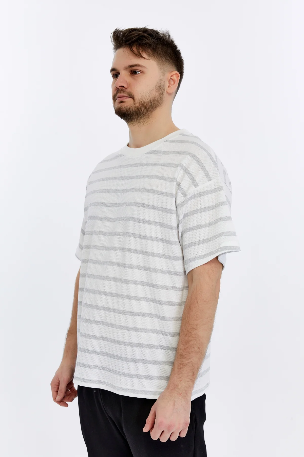 Erkek Bisiklet Yaka Kısa Kollu Oversize Kalıp Dokulu Çizgili Günl Erkek Bisiklet Yaka Kısa Kollu Oversize Kalıp Dokulu Çizgili Günl