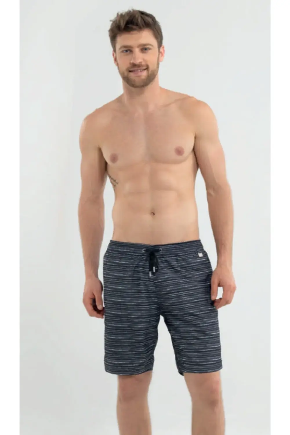 Erkek Siyah Beyaz Çizgili Deniz Şortu