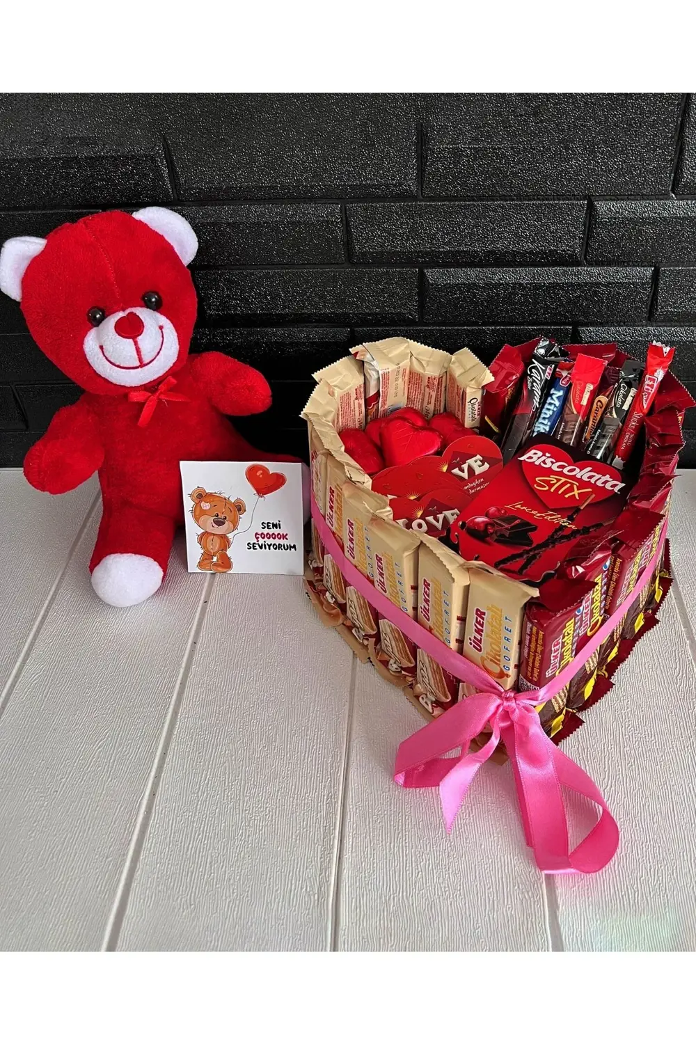 Eşe - Sevgiliye Hediye Kalp Temalı Bol Çikolatalı Kırmızı Ayıcıkl