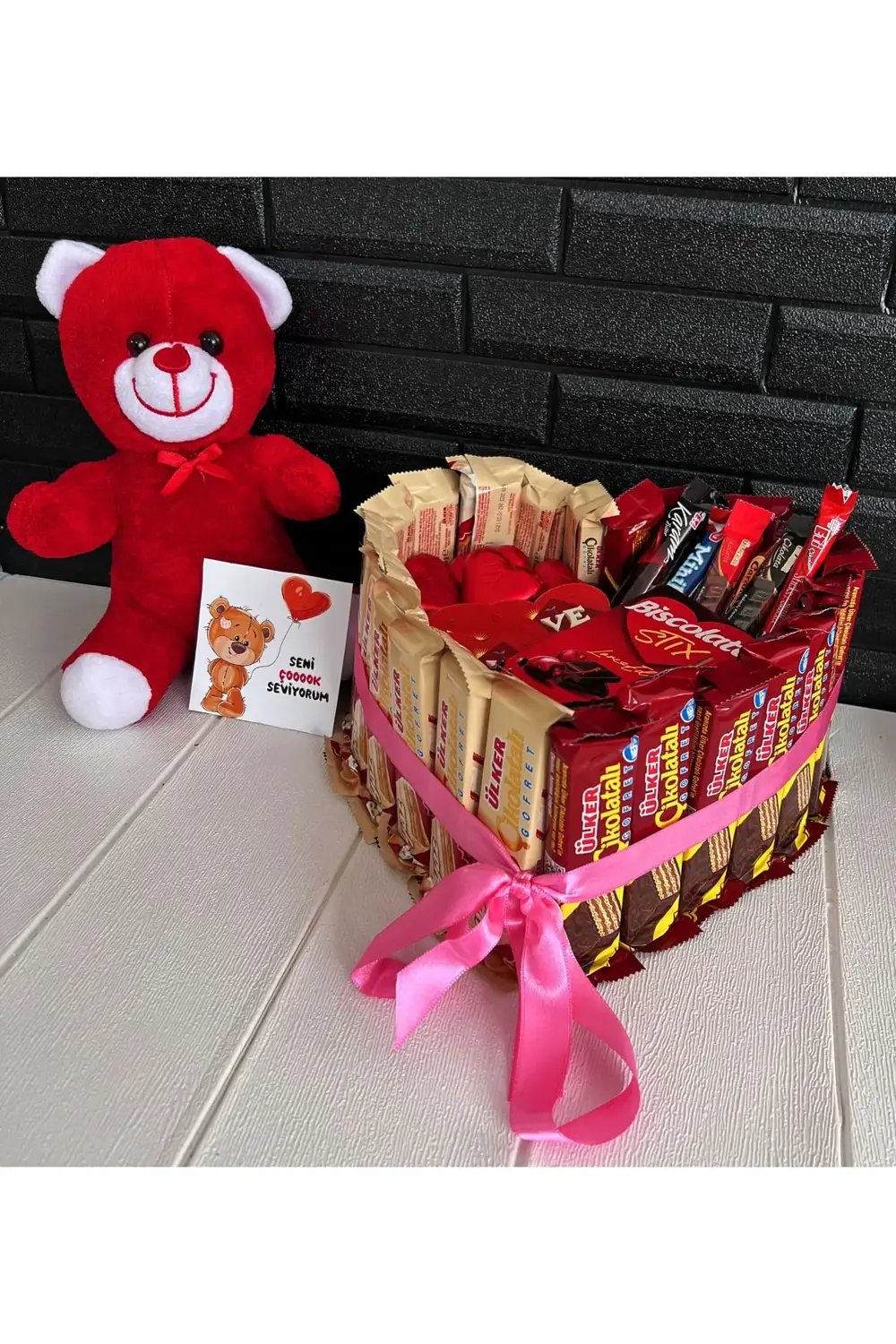 Eşe - Sevgiliye Hediye Kalp Temalı Bol Çikolatalı Kırmızı Ayıcıkl