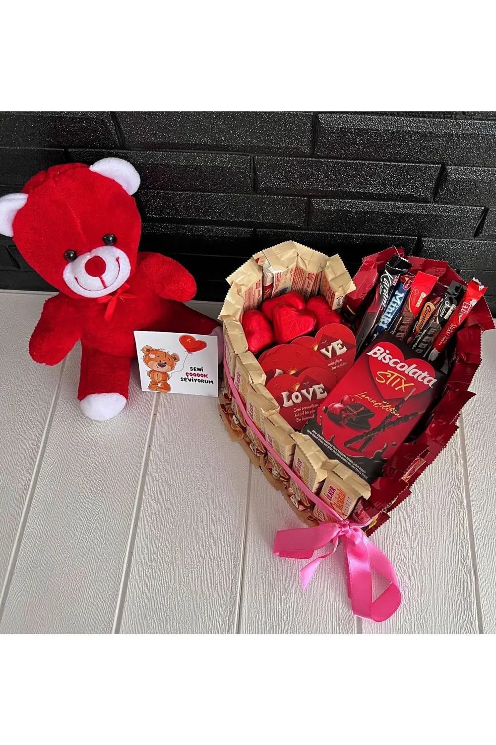 Eşe - Sevgiliye Hediye Kalp Temalı Bol Çikolatalı Kırmızı Ayıcıkl