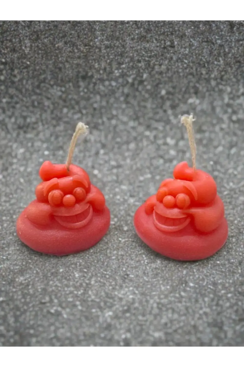 ESPRİLİ 2 ADET ÇİÇEK KOKULU GÜLEN BOK ŞEKLİNDE MUM