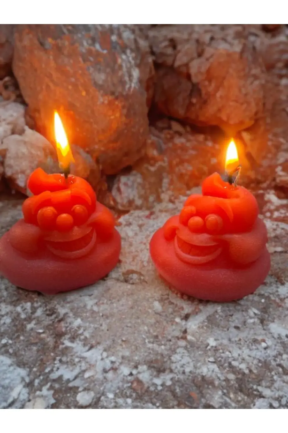 ESPRİLİ 2 ADET ÇİÇEK KOKULU GÜLEN BOK ŞEKLİNDE MUM