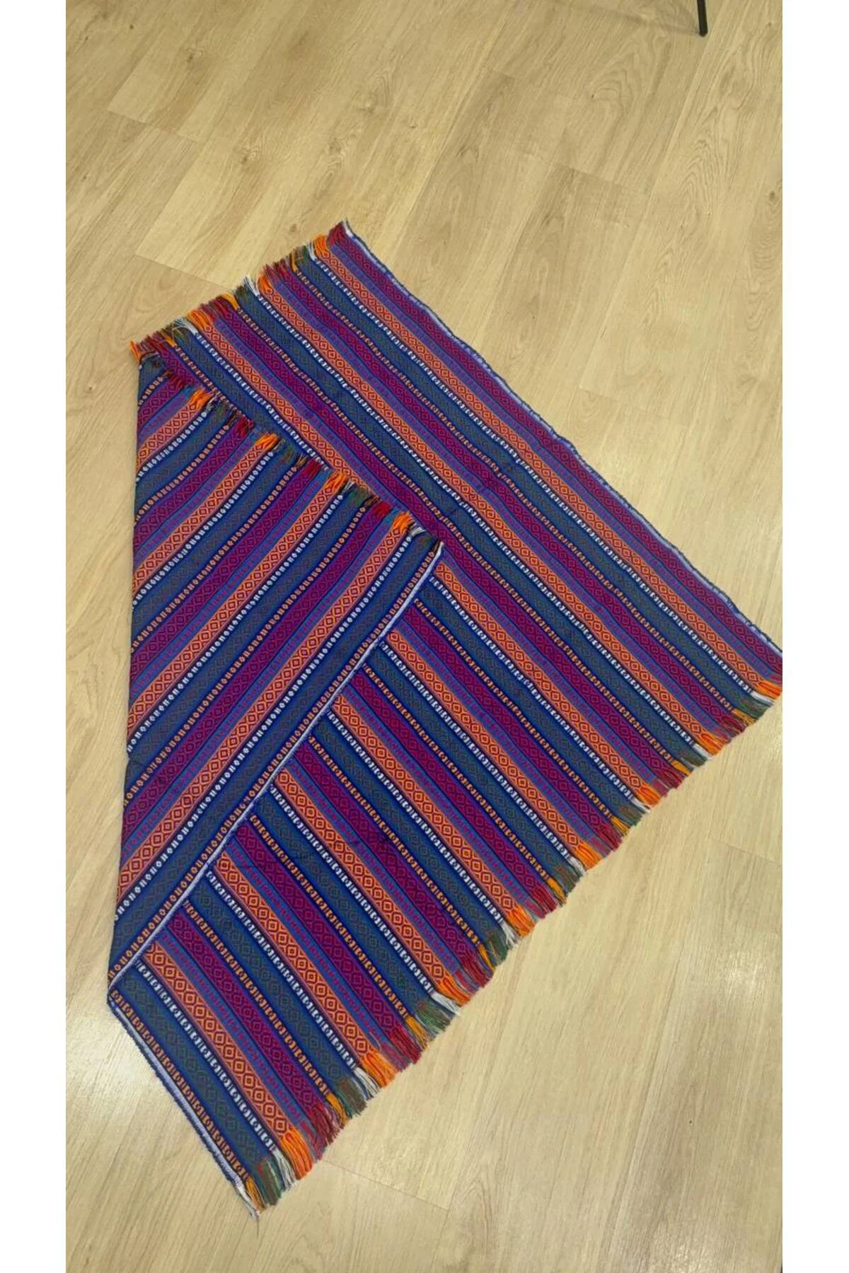 Etnik Desenli Renkli Dokuma Kilim ve Şal 100x105 Etnik Desenli Renkli Dokuma Kilim ve Şal 100x105