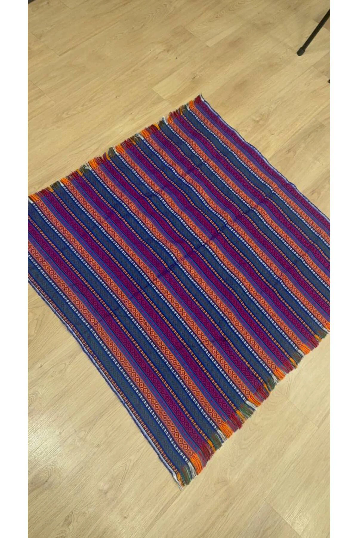 Etnik Desenli Renkli Dokuma Kilim ve Şal 100x105 Etnik Desenli Renkli Dokuma Kilim ve Şal 100x105