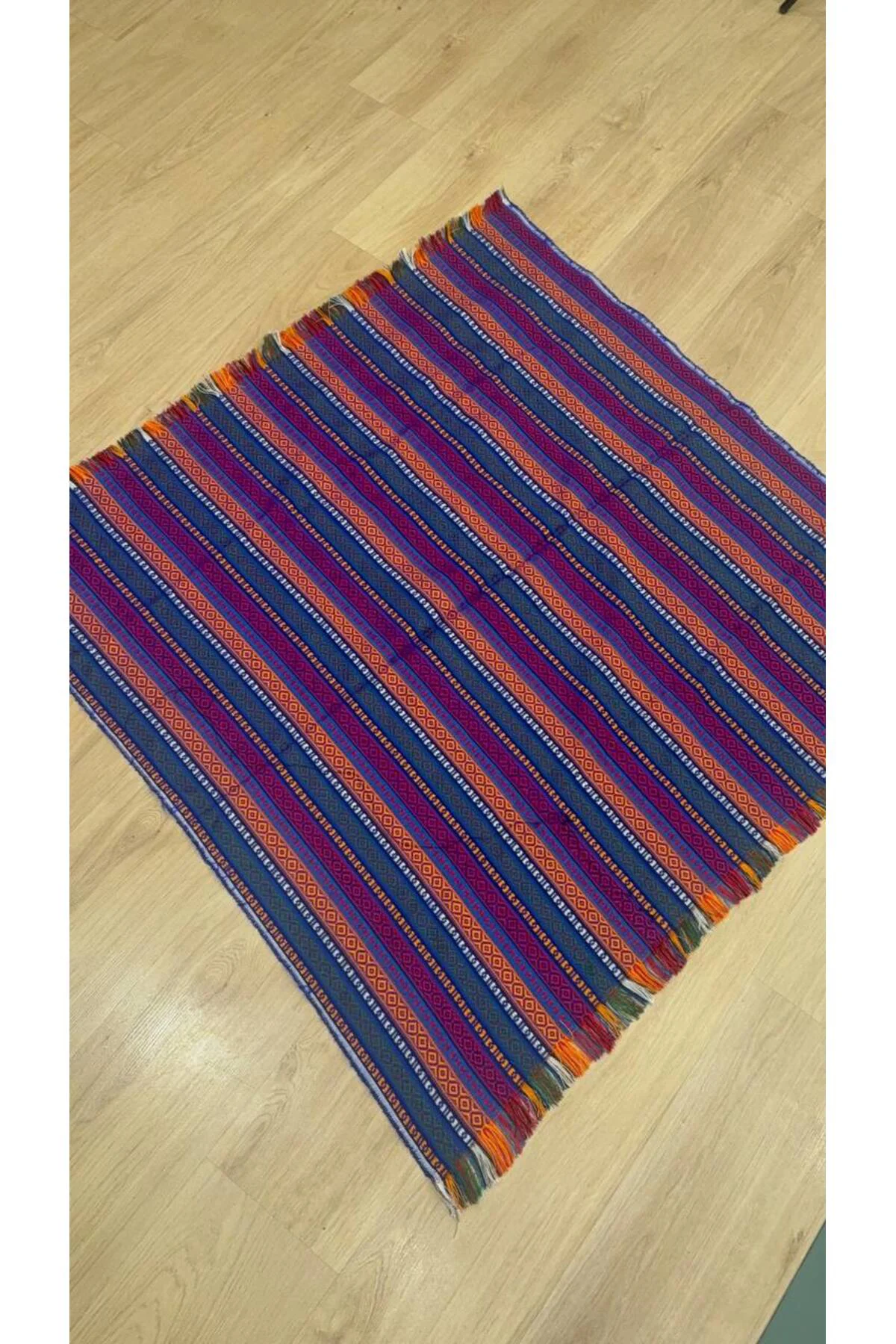 Etnik Desenli Renkli Dokuma Kilim ve Şal 100x105 Etnik Desenli Renkli Dokuma Kilim ve Şal 100x105