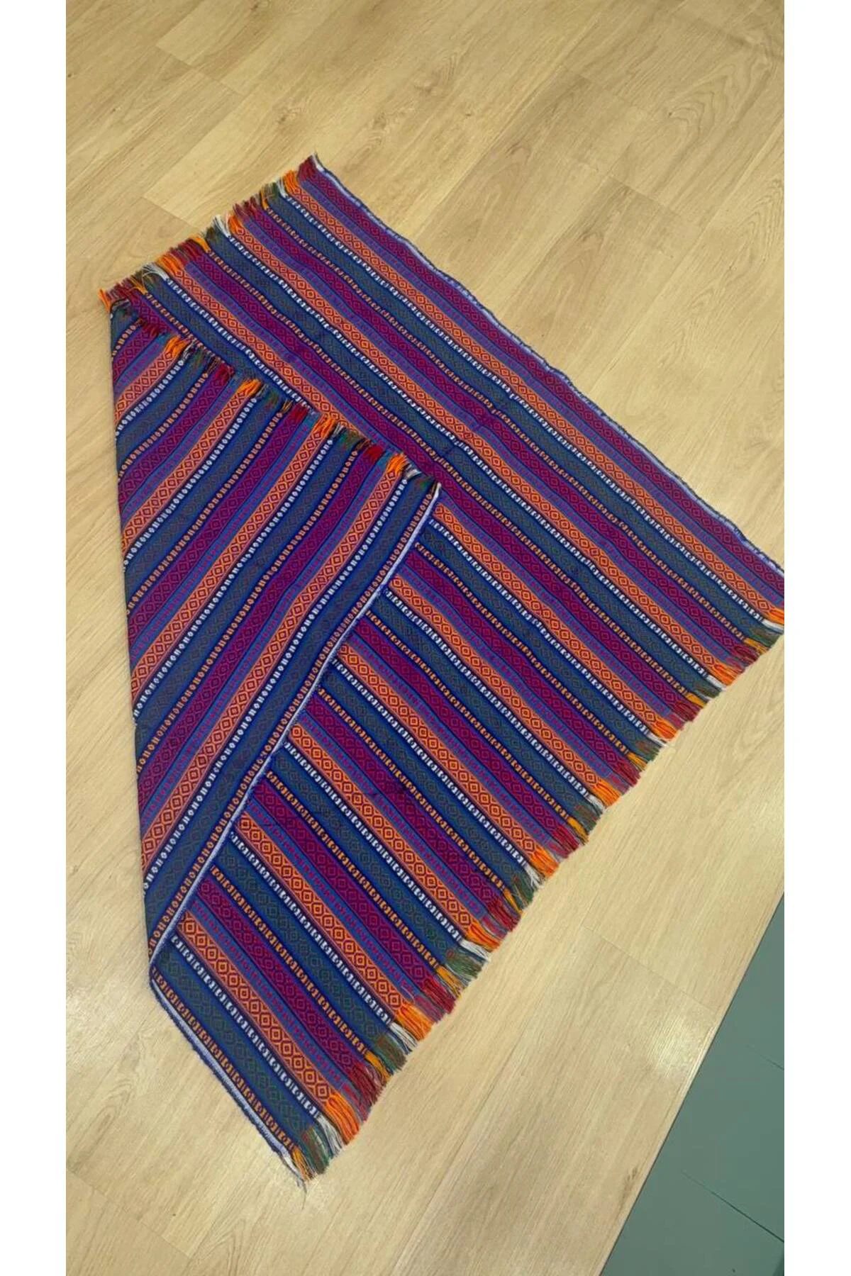 Etnik Desenli Renkli Dokuma Kilim ve Şal 100x105 Etnik Desenli Renkli Dokuma Kilim ve Şal 100x105