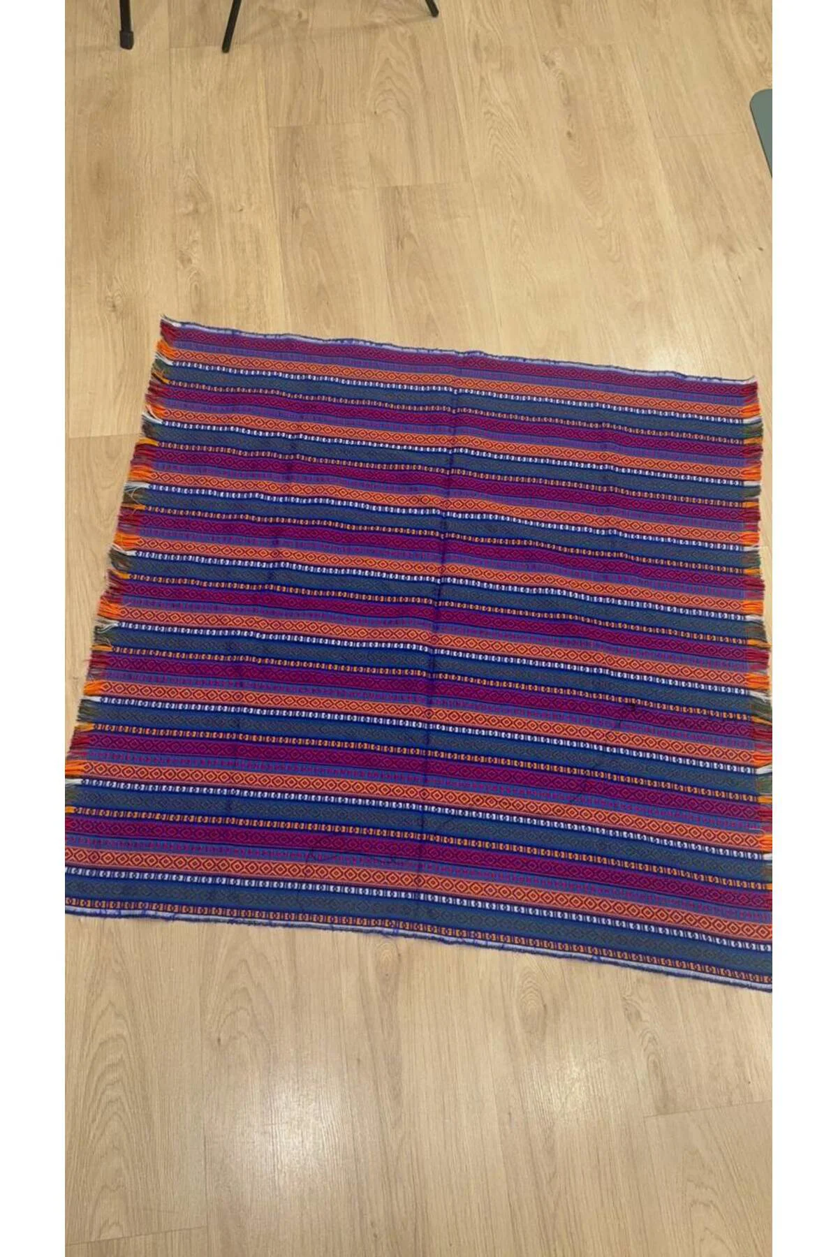 Etnik Desenli Renkli Dokuma Kilim ve Şal 100x105 Etnik Desenli Renkli Dokuma Kilim ve Şal 100x105