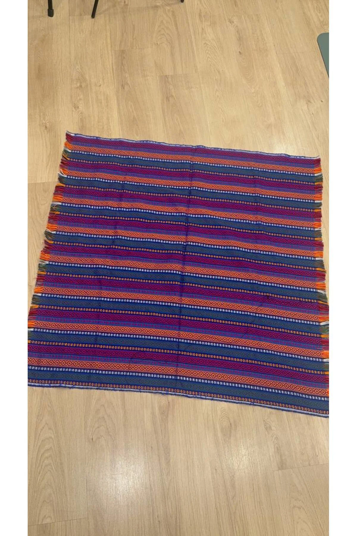 Etnik Desenli Renkli Dokuma Kilim ve Şal 100x105 Etnik Desenli Renkli Dokuma Kilim ve Şal 100x105