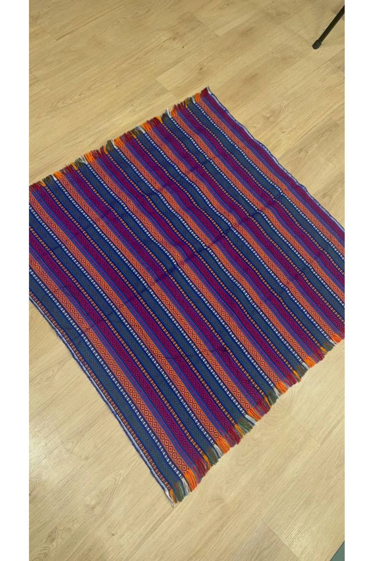 Etnik Desenli Renkli Dokuma Kilim ve Şal 100x105 Etnik Desenli Renkli Dokuma Kilim ve Şal 100x105