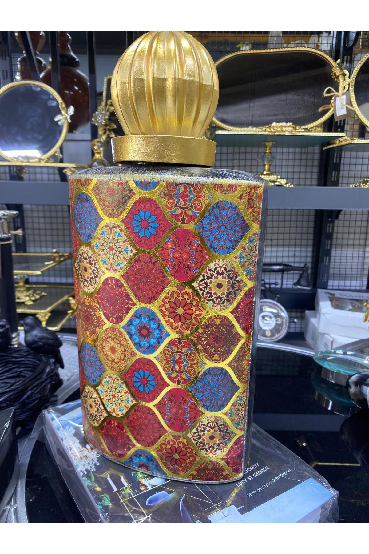 Elif Aksesuar Etnik Desenli Seramik Kapaklı Vazo Kırmızı