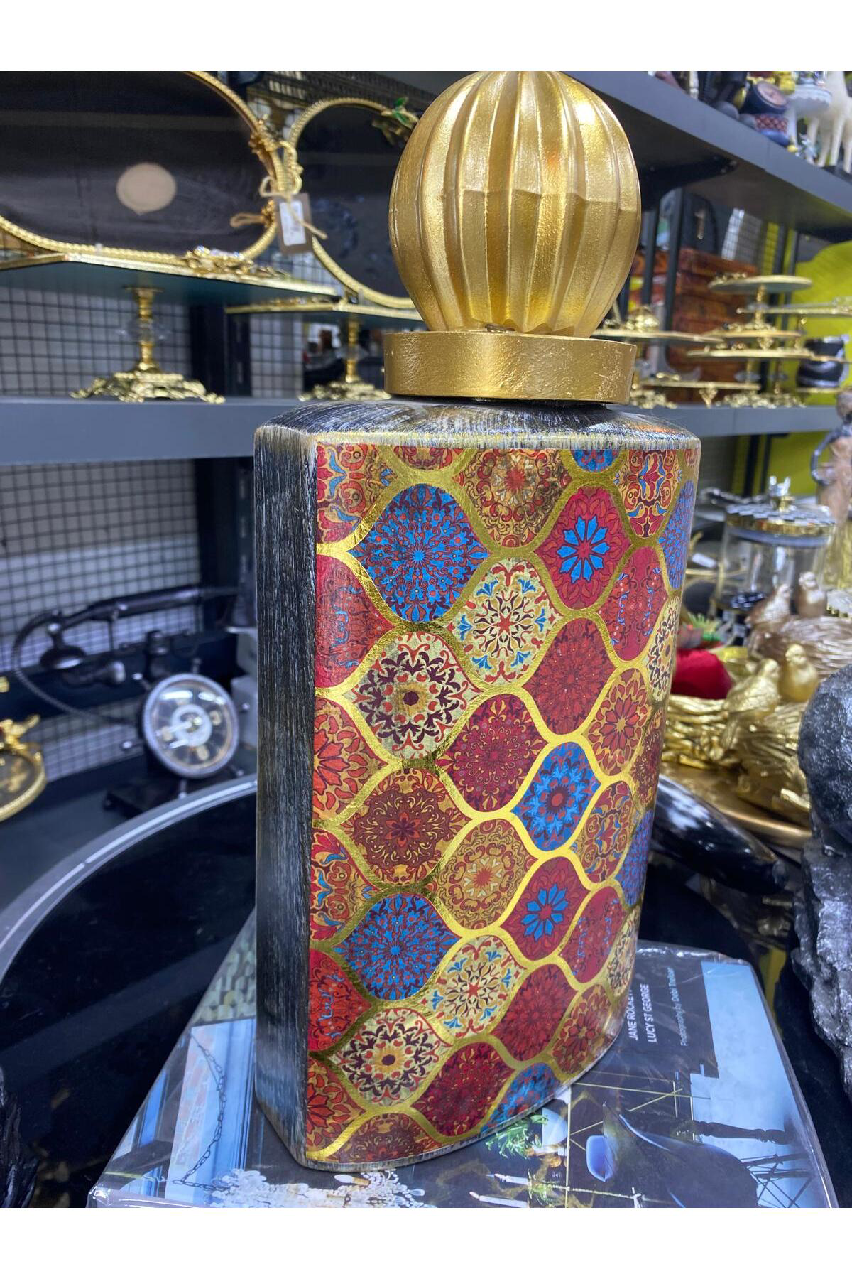 Elif Aksesuar Etnik Desenli Seramik Kapaklı Vazo Kırmızı