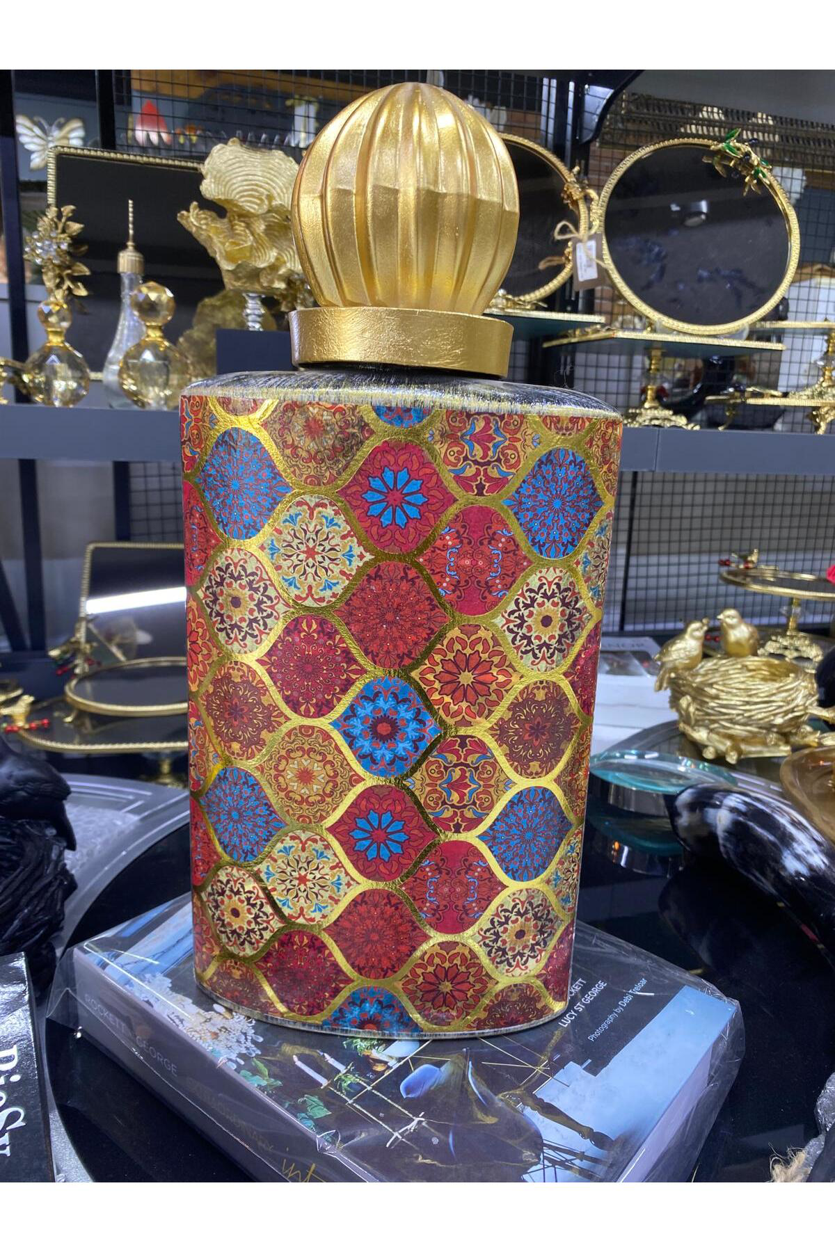 Elif Aksesuar Etnik Desenli Seramik Kapaklı Vazo Kırmızı