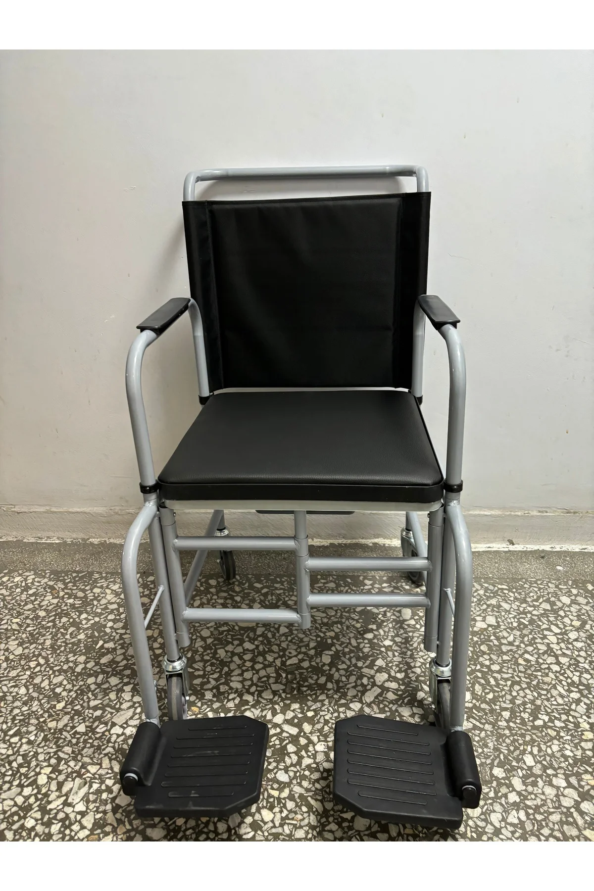 Ev Tipi Katlanabilir Klozetli Tekerlekli Sandalye Ev Tipi Katlanabilir Klozetli Tekerlekli Sandalye - Görsel 3