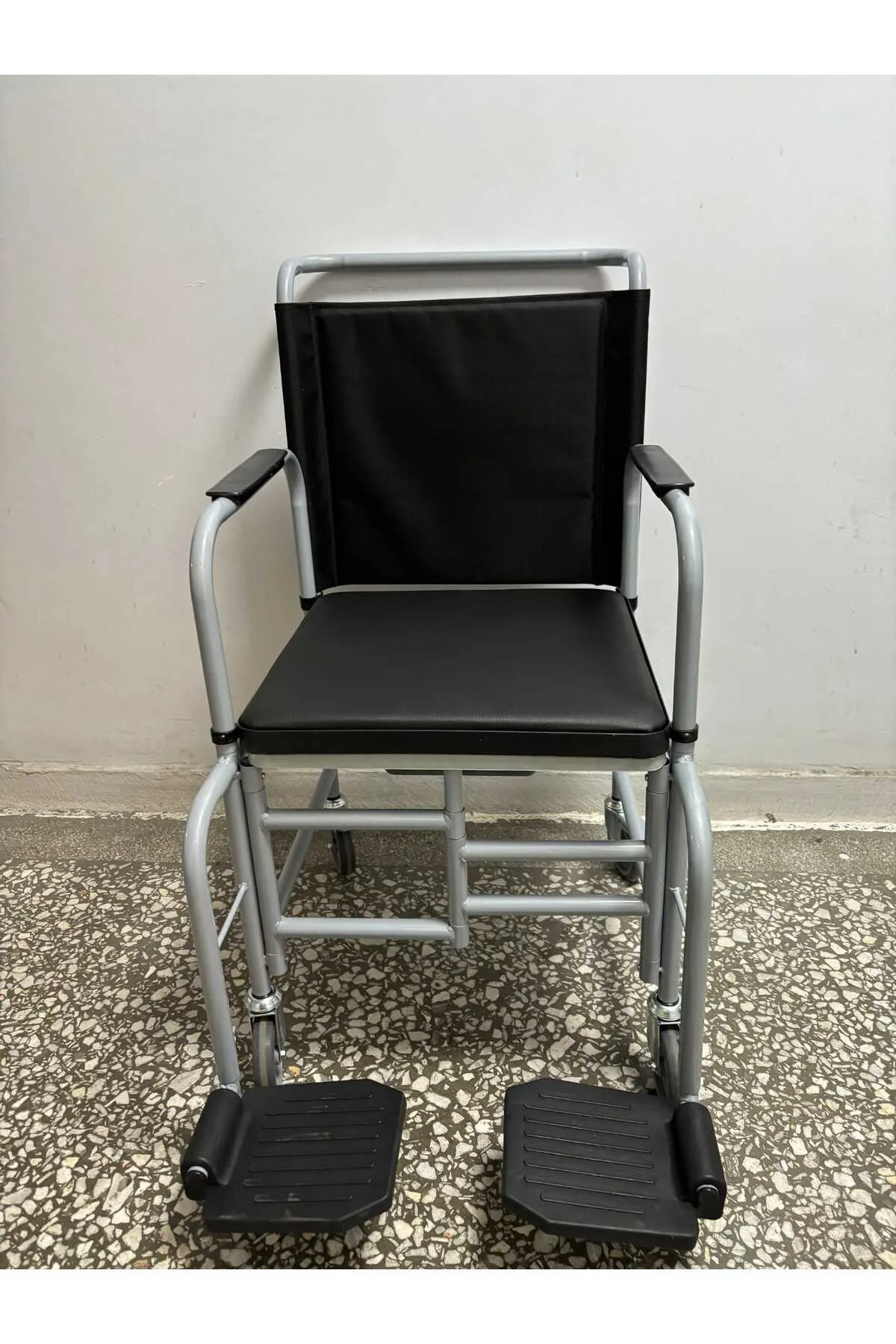 Ev Tipi Katlanabilir Klozetli Tekerlekli Sandalye Ev Tipi Katlanabilir Klozetli Tekerlekli Sandalye