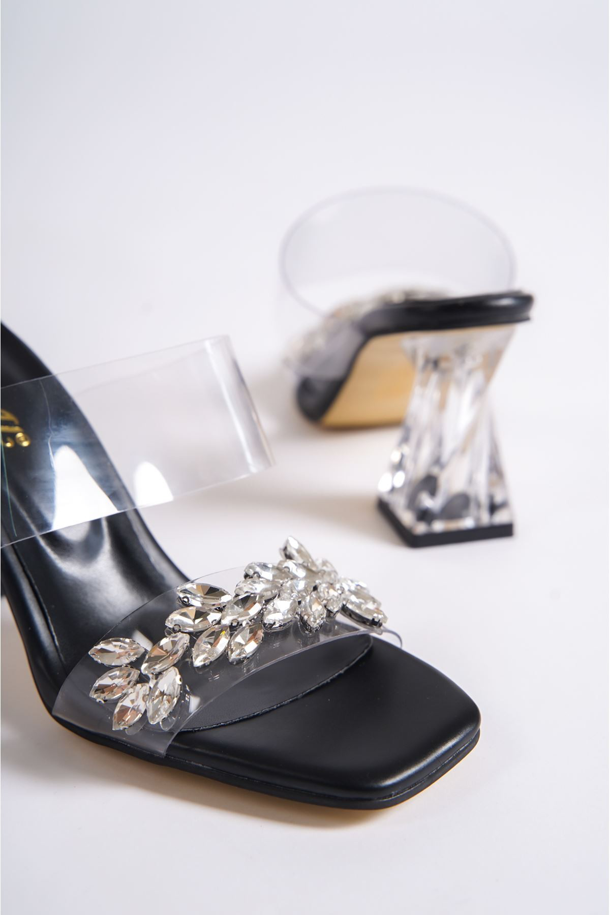 Ewro Siyah Cilt Şeffaf Bantlı Terlik Ewro Siyah Cilt Şeffaf Bantlı Terlik