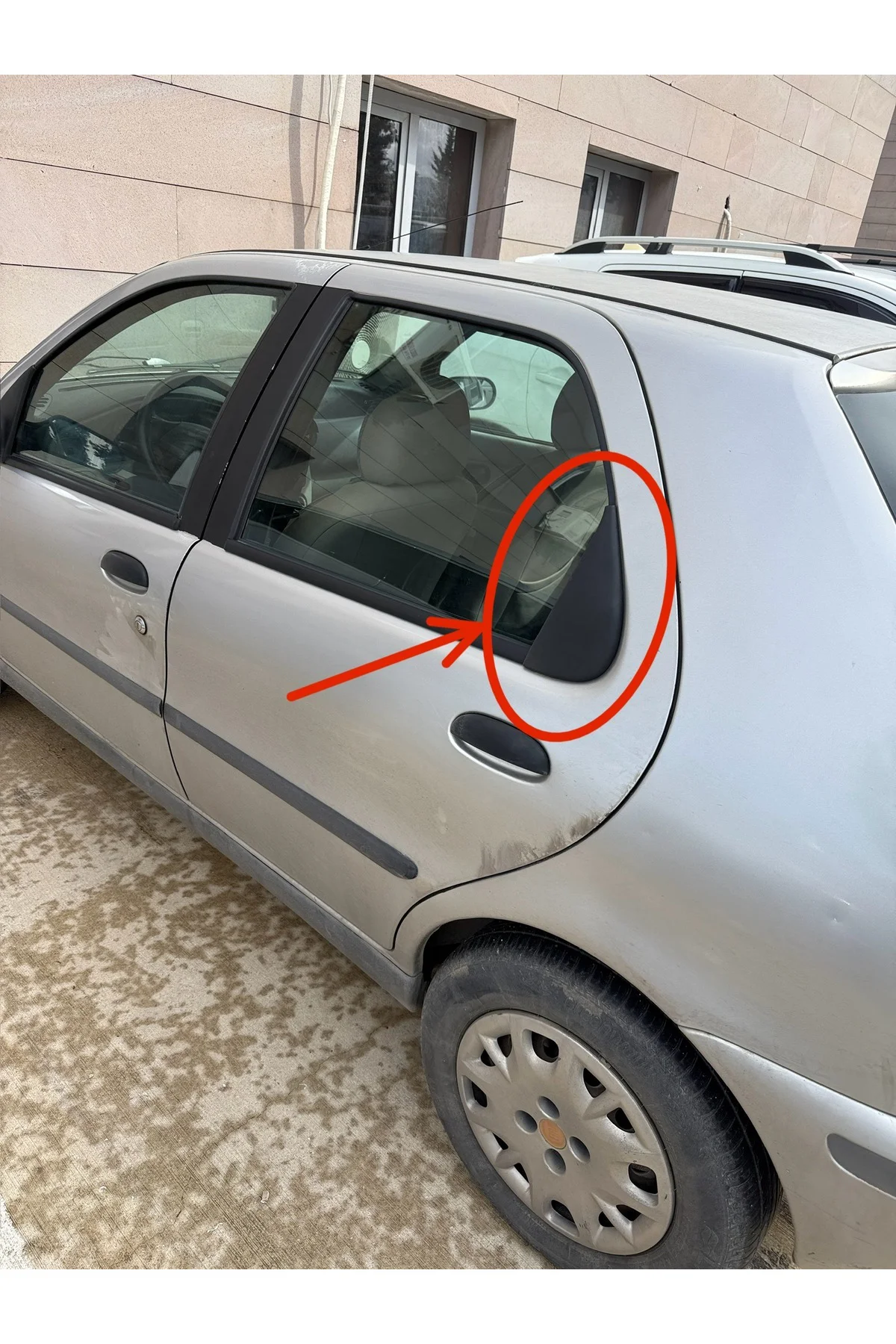Fiat Palio Arka Kapı Dış Köşe Üçgeni 715284SX
