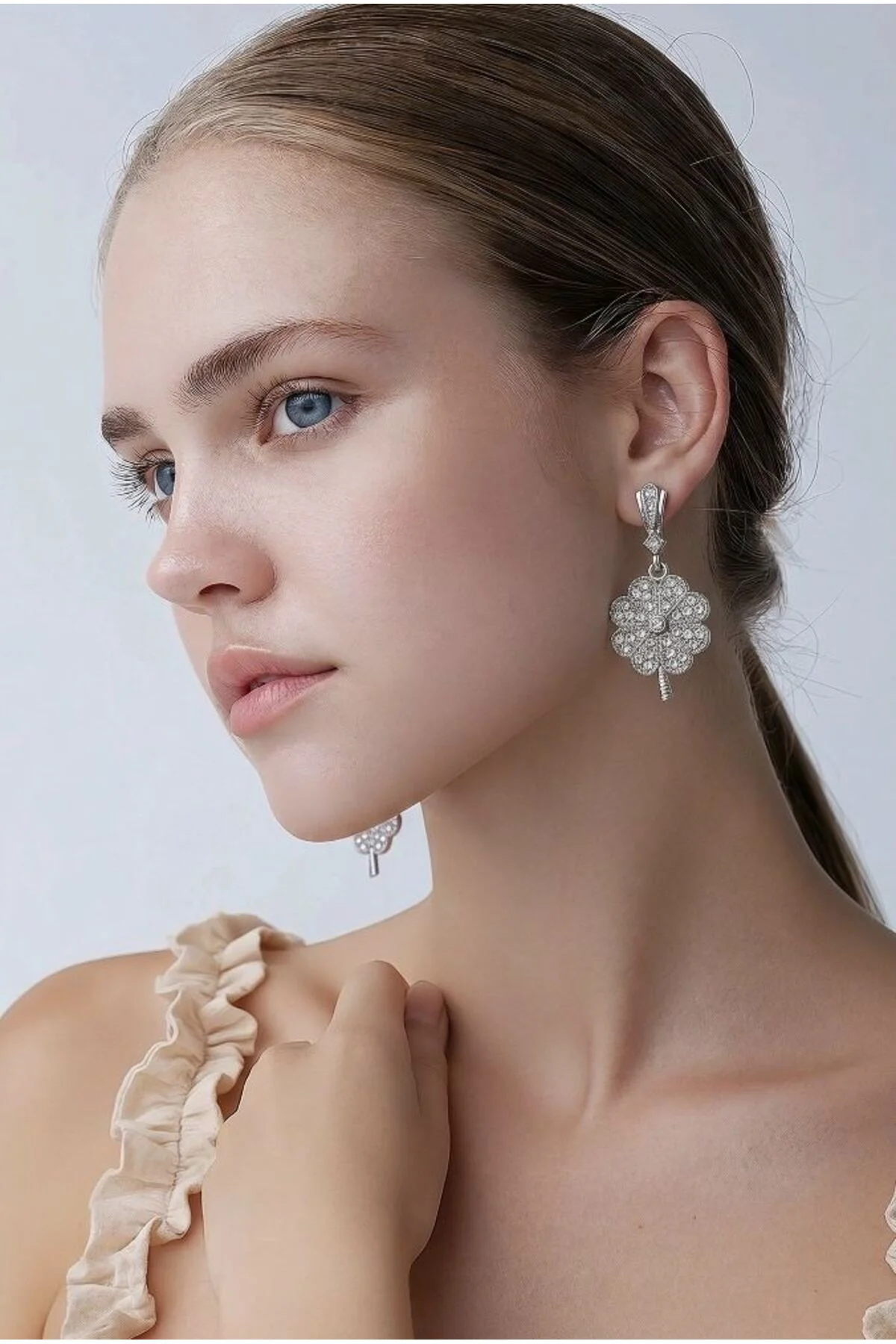 Figürlü Tasarım Figürlü Taşlı Küpe