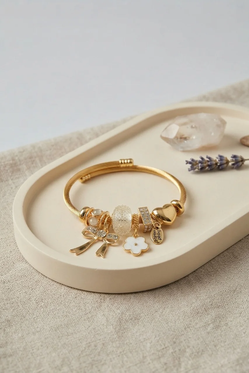 Fiyonk Charmlı Beyaz Renk Gold Bileklik - Lisinya Diğer