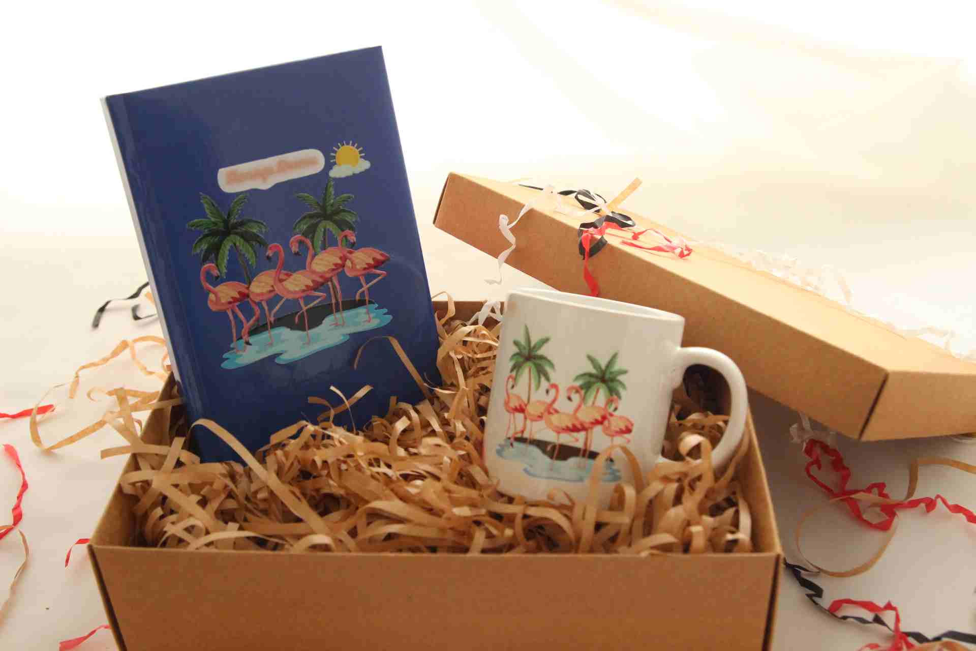 İhtiyaçavm Flamingo Hediye Kutusu - Baskılı Defter Ve Flamingo Kupa Bardak Hediye Seti