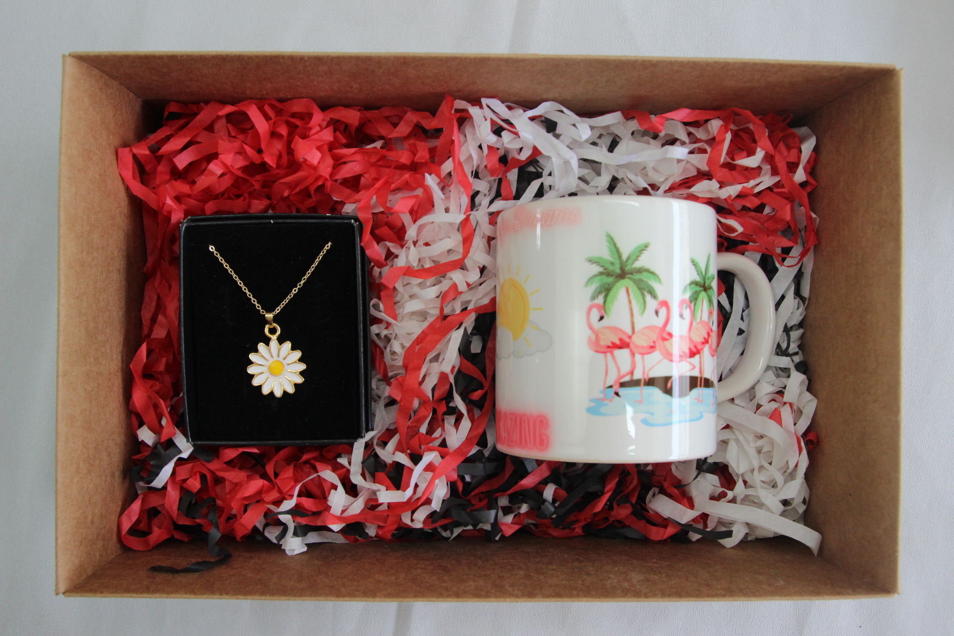 Flamingo Temalı Kupa Bardak Ve Papatya Kolye Hediye Kutusu
