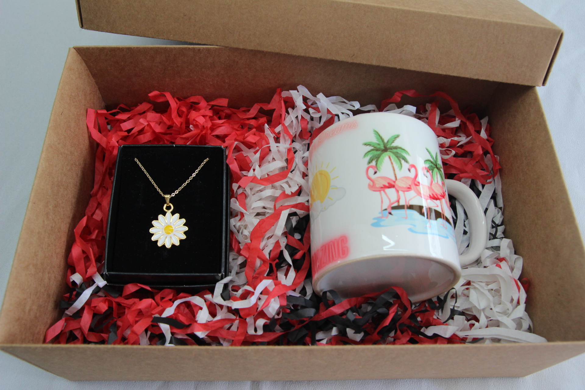 Flamingo Temalı Kupa Bardak Ve Papatya Kolye Hediye Kutusu