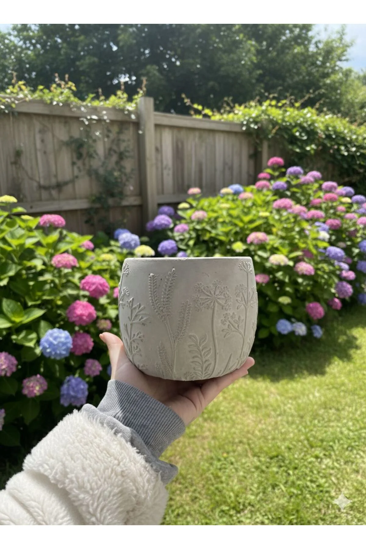 ''Flora'' kabartma desenli beton saksı